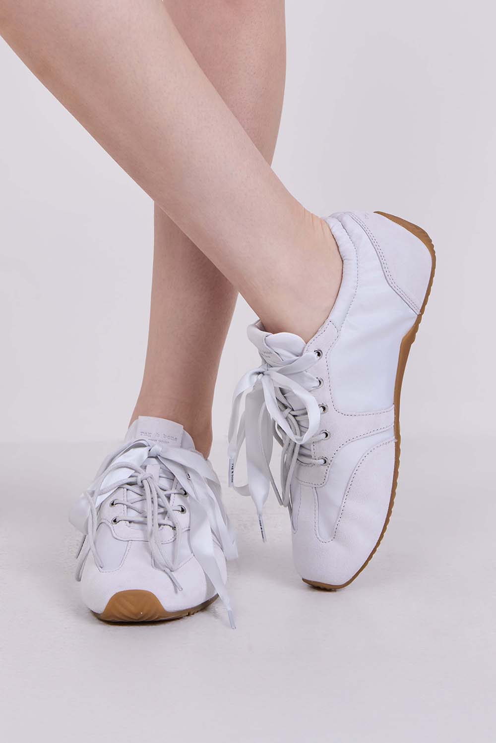 תמונת כל הלוק של נעלי סניקרס